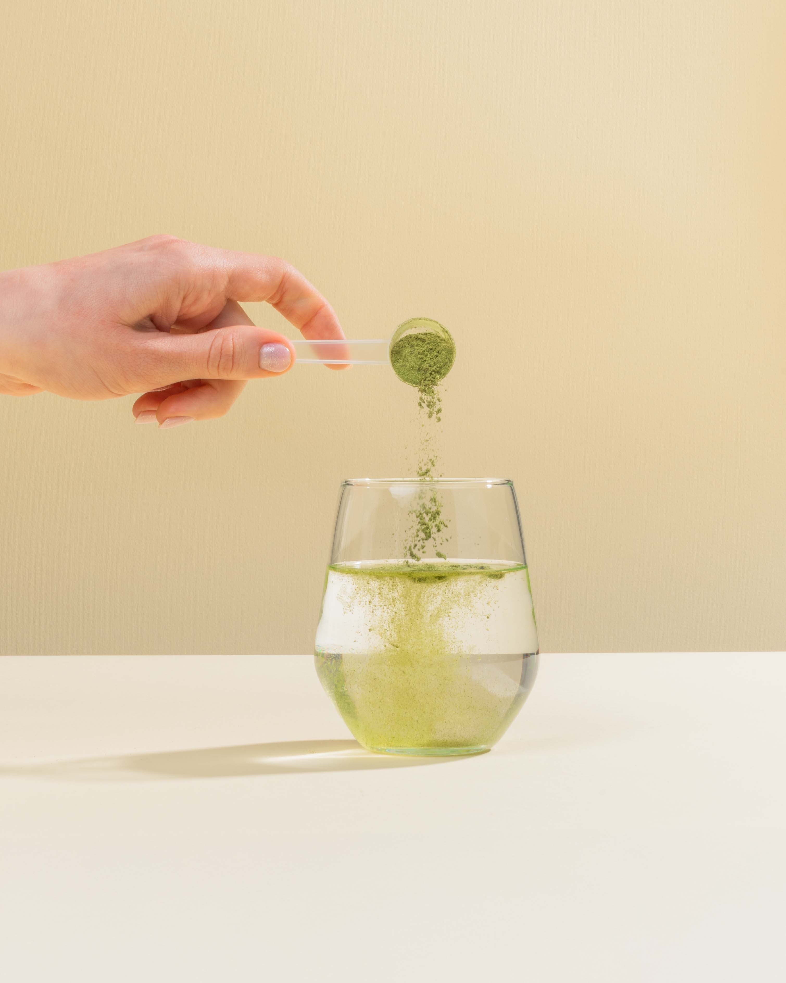 Gleam supergreens zöld ital por vízbe keverése