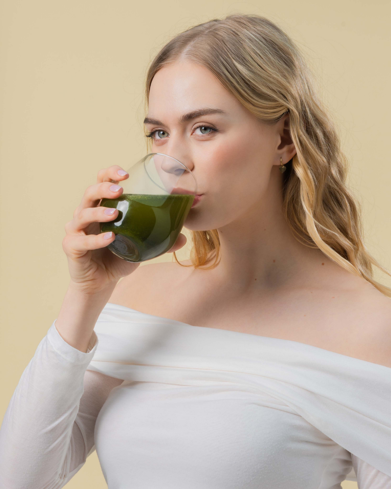 nő Gleam supergreens zöld italt iszik